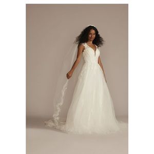 David’s Bridal Oleg Cassini Veil V10003 Appliqué Tulle Cathedral Veil Ivory